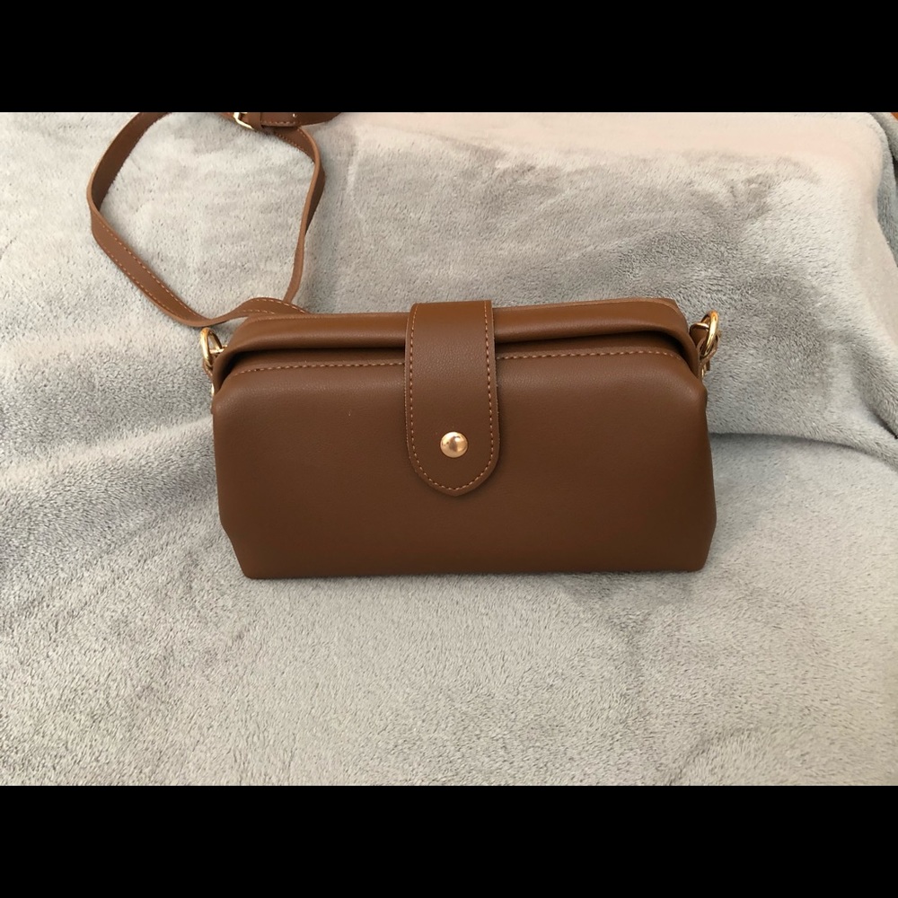 Small crossbody vintage style medicine handbag. - Picture 2 of 7